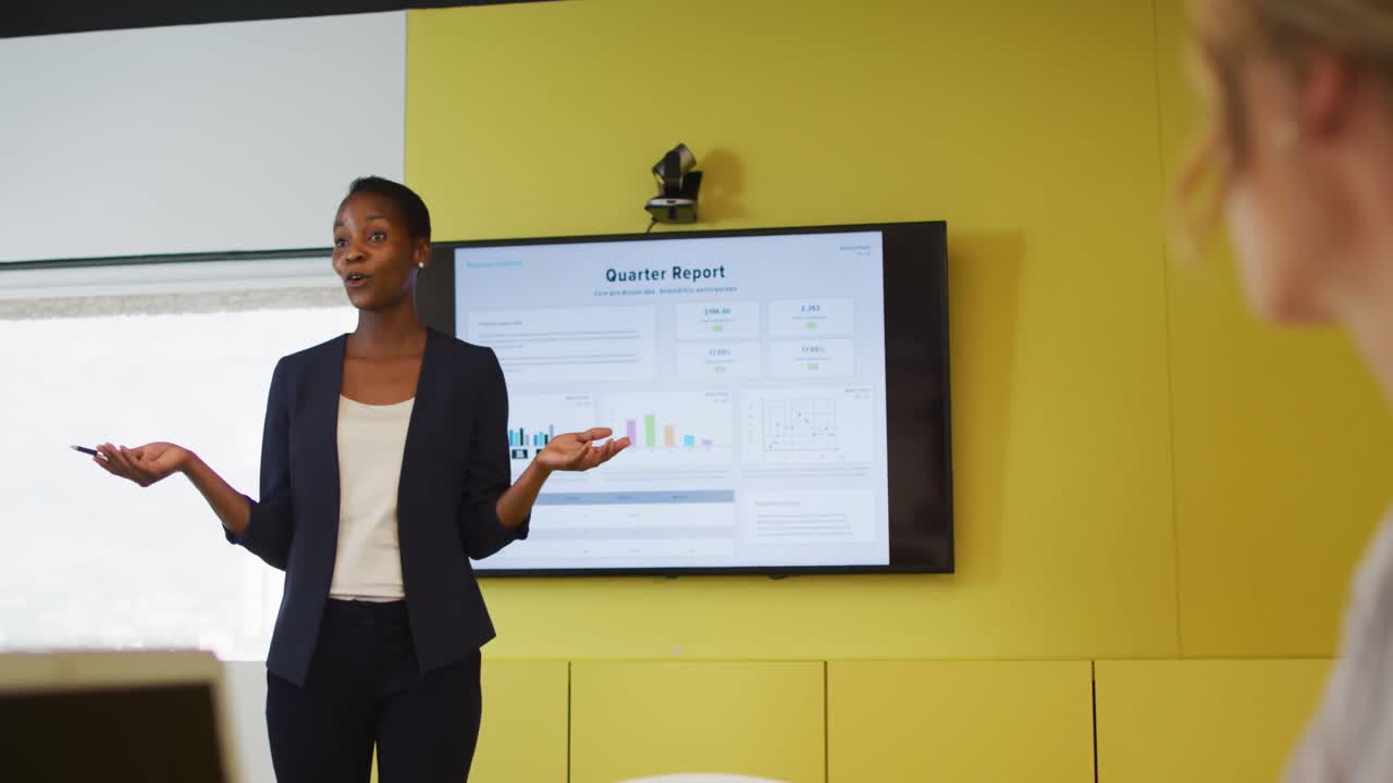 mujer de negocios afroamericana hablando y haciendo una presentación de negocios