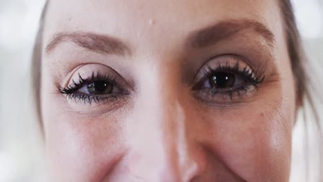 close-up portret van blanke jonge vrouw met mooie ogen in yoga studio