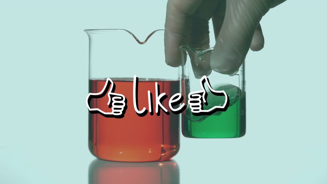 액체로 된 컵 위에 비슷한 텍스트의 애니메이션