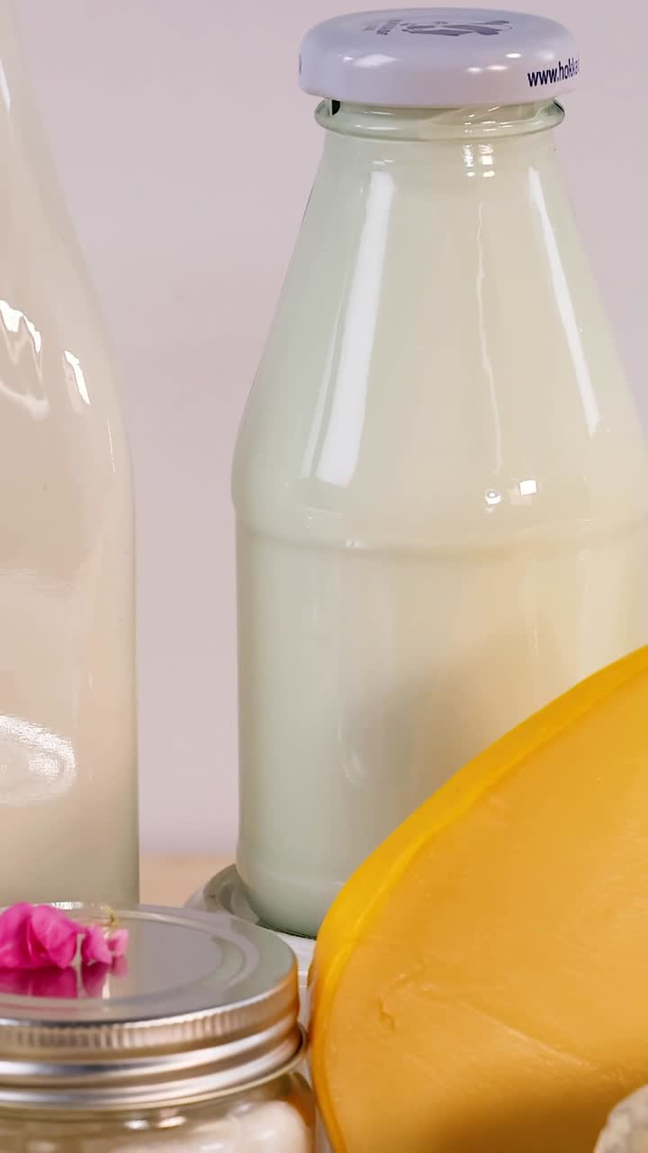 varios productos lácteos dispuestos sobre un fondo azul