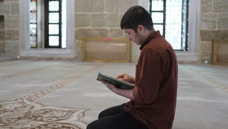 Male-worshipper-in-mosque