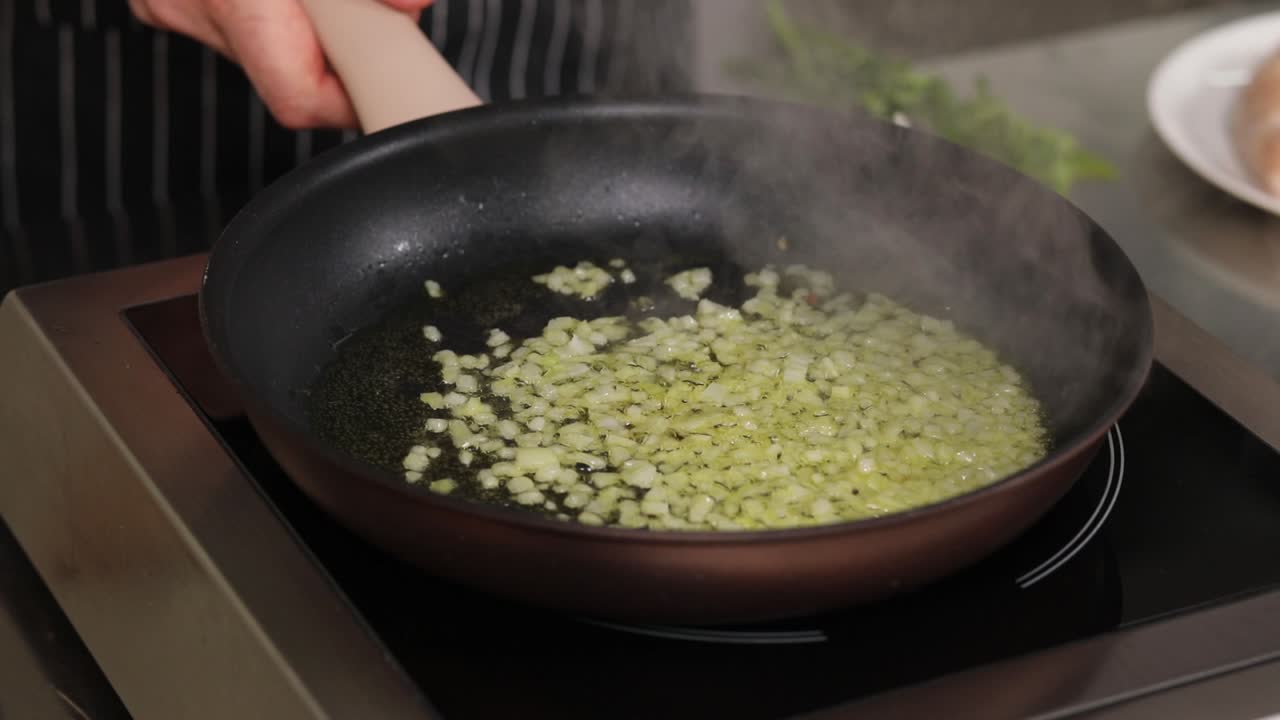 팬 에 양파 를 요리 하는 것