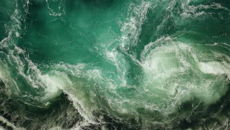 las olas de agua del río y el mar se encuentran durante la marea alta y la marea baja.