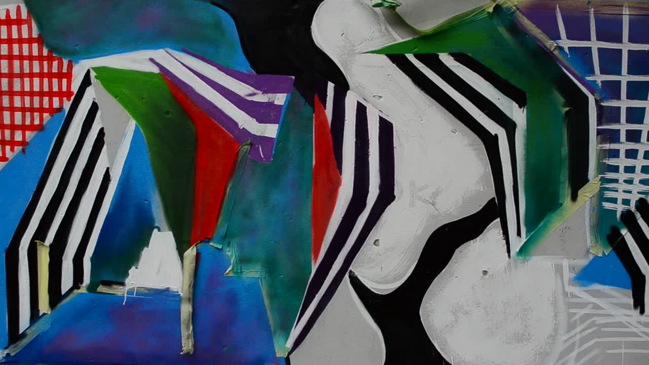 Graffiti op een hek, abstractie. De kunstenaar tekent graffiti