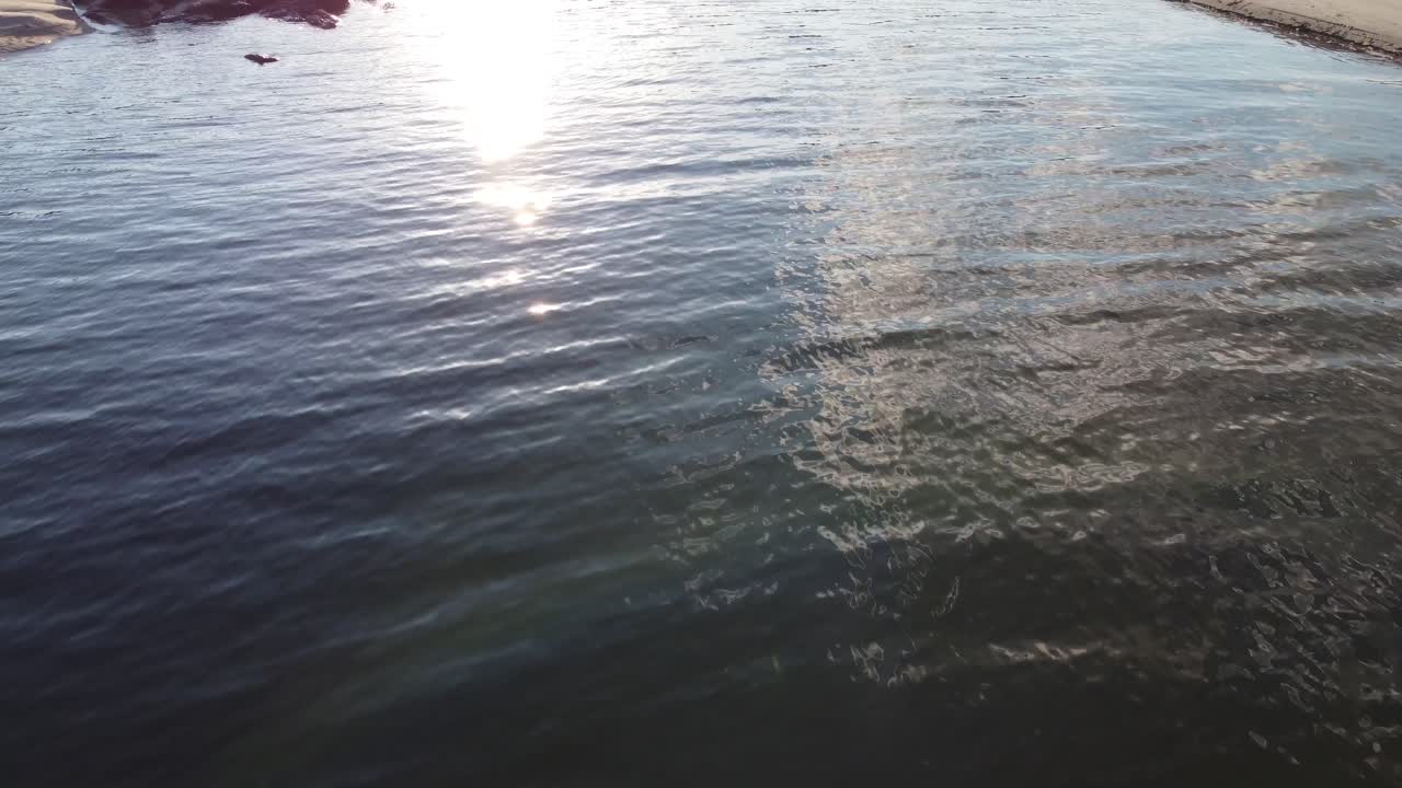 드론은 은 바물 위를 날아가며 미국 메인 주 오구 주거 지역을 드러낸다.