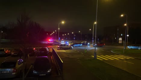 accidente automovilístico o accidente, luces intermitentes de la baliza policial por la noche, cruce nocturno de la ciudad