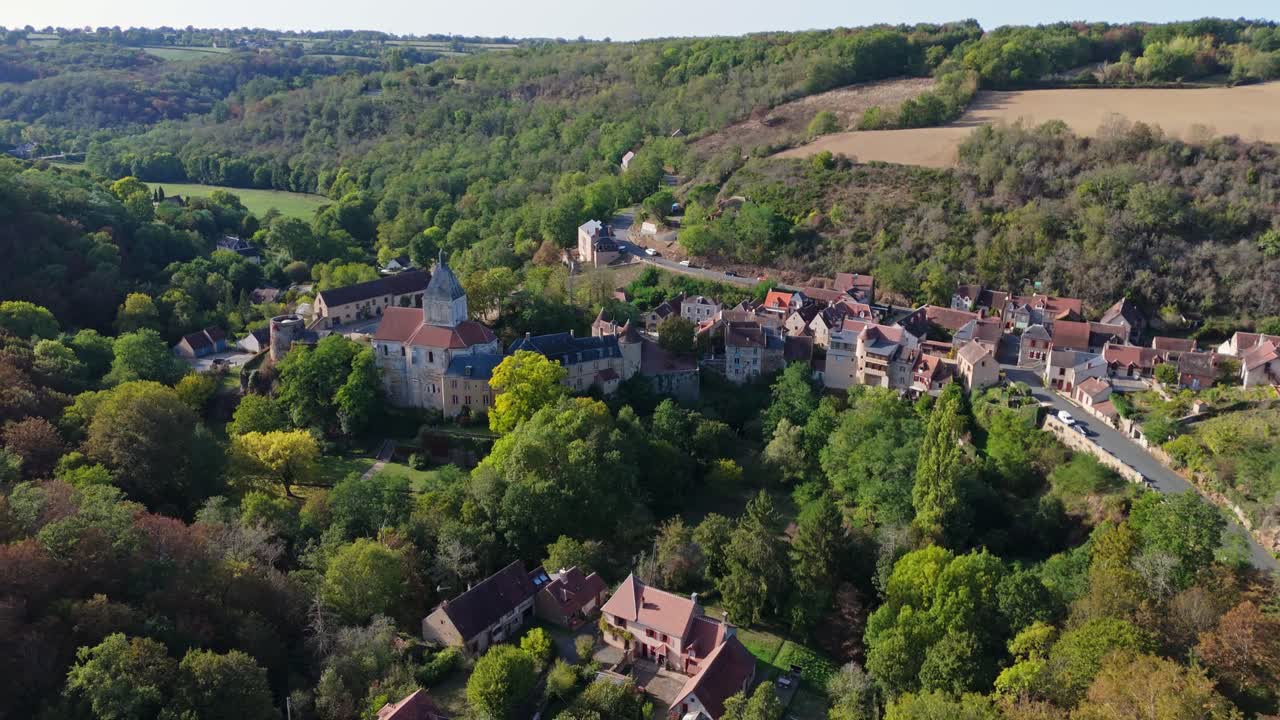 vista aérea de la aldea de gargilesse y su castillo, francia