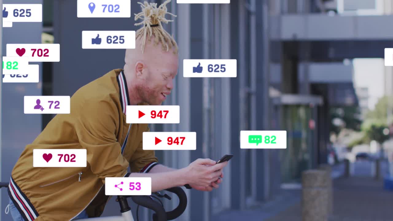 animación de iconos de las redes sociales sobre un hombre albino feliz con bicicleta usando un teléfono inteligente en la calle