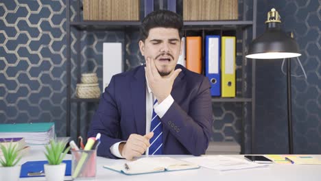un hombre de negocios con dolor de muelas.