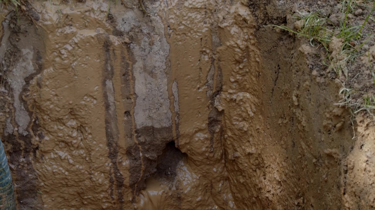 Trivellazione di un pozzo d'acqua in una zona fangosa per accedere alle acque sotterranee.