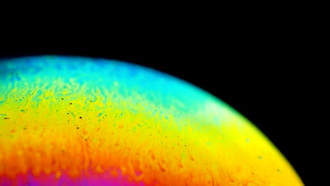 la burbuja de jabón crea una paleta de arco iris colorida y psicodélica con remolinos y olas