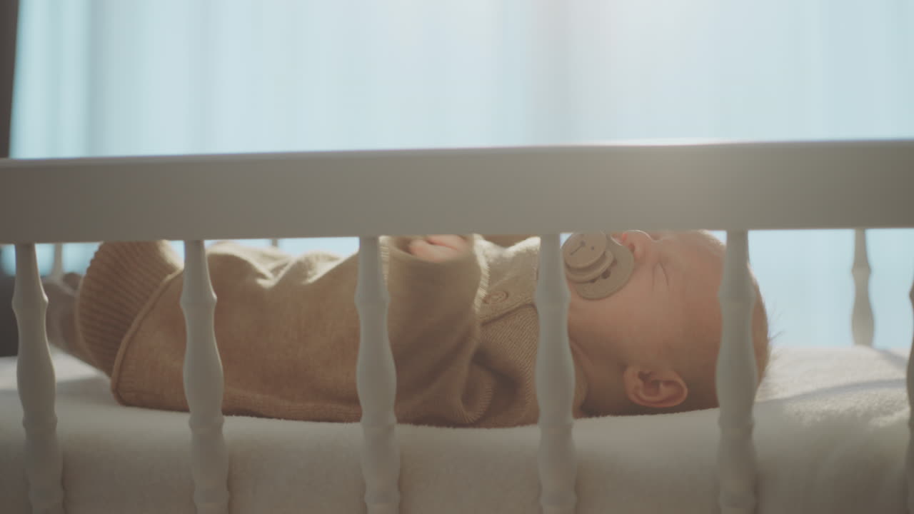 Bambino che dorme in una culla