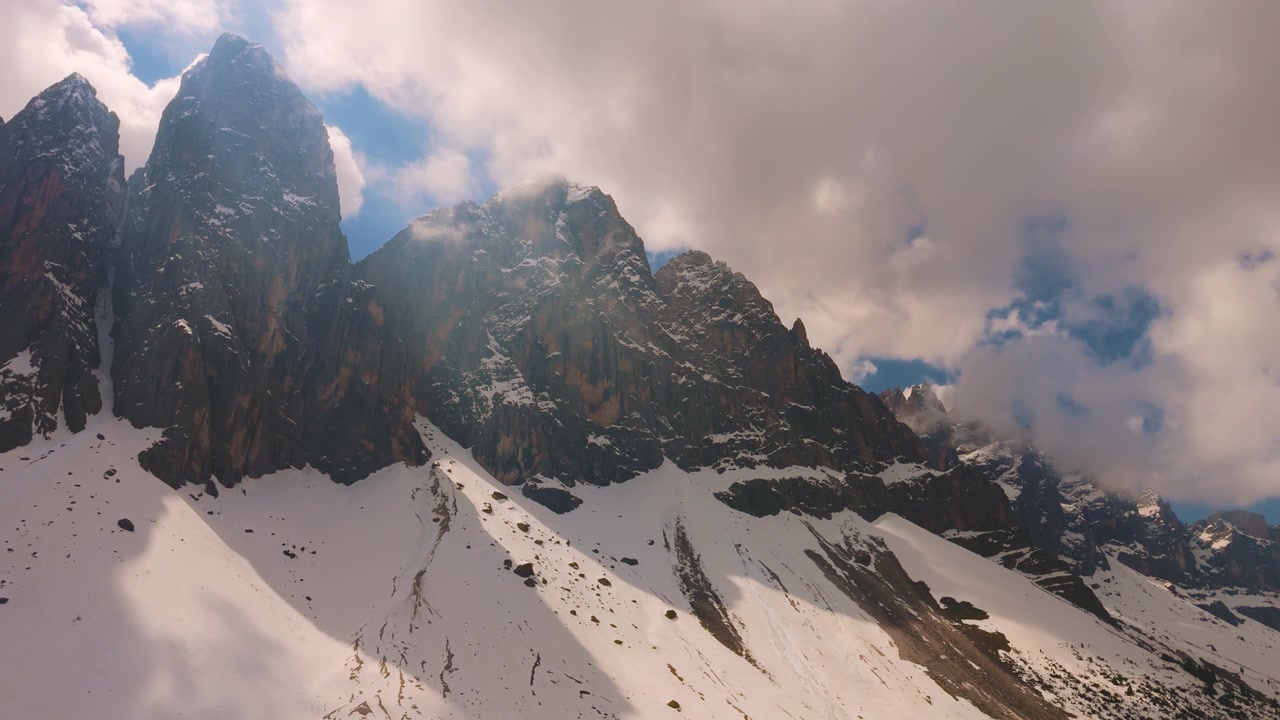 Formazioni rocciose del Cinema delle Odle all'interno dell'iconica area Puez-Geisler. Vista aerea delle montagne, Dolomiti.
