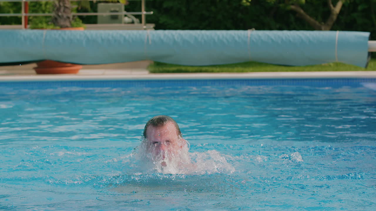 수영장 1에서 젊은 남자 스플래쉬 물