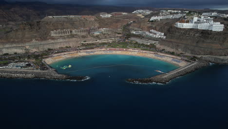 Fantástica-Toma-Panorámica-Aérea-De-La-Playa-De-Amadores-Durante-La-Puesta-De-Sol-En-La-Isla-De-Gran-Canaria