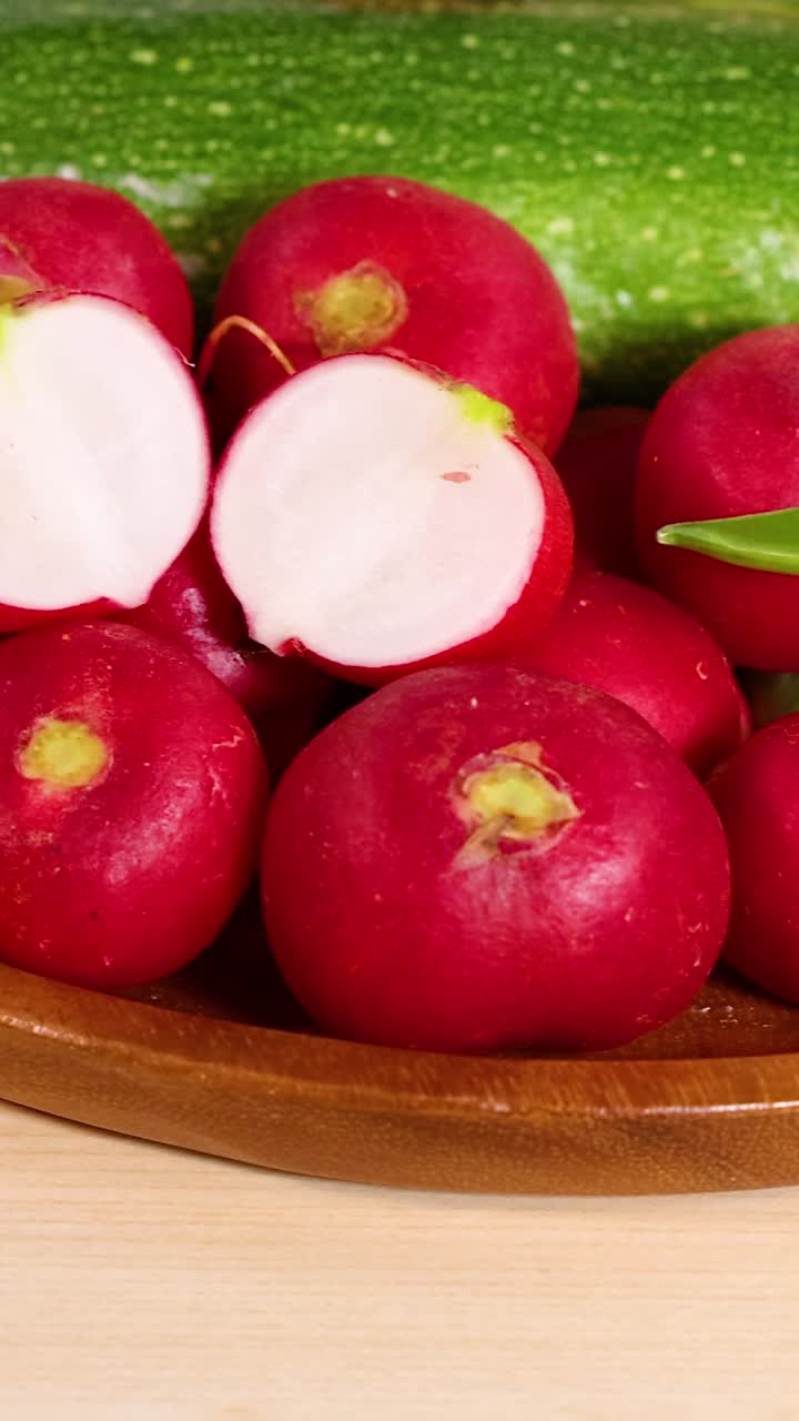 hortalizas variadas expuestas en una superficie de madera