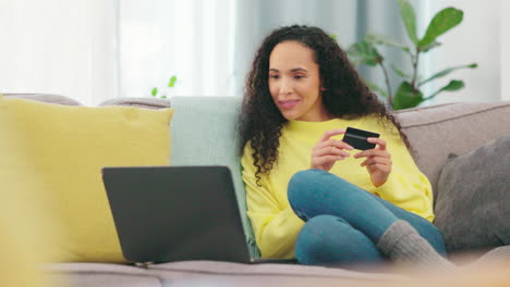 excitado, portátil o mujer con tarjeta de crédito en casa