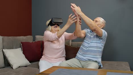 vr 헤드 헬을 착용한 할아버지와 할머니가 가상 현실 3d 360 비디오를 보며 게임을 합니다.