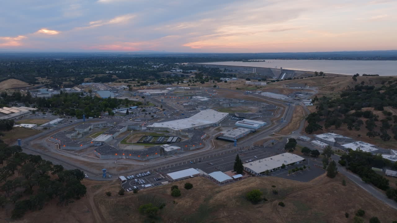 vista aérea de la prisión de folsom y el lago folsom durante la puesta del sol