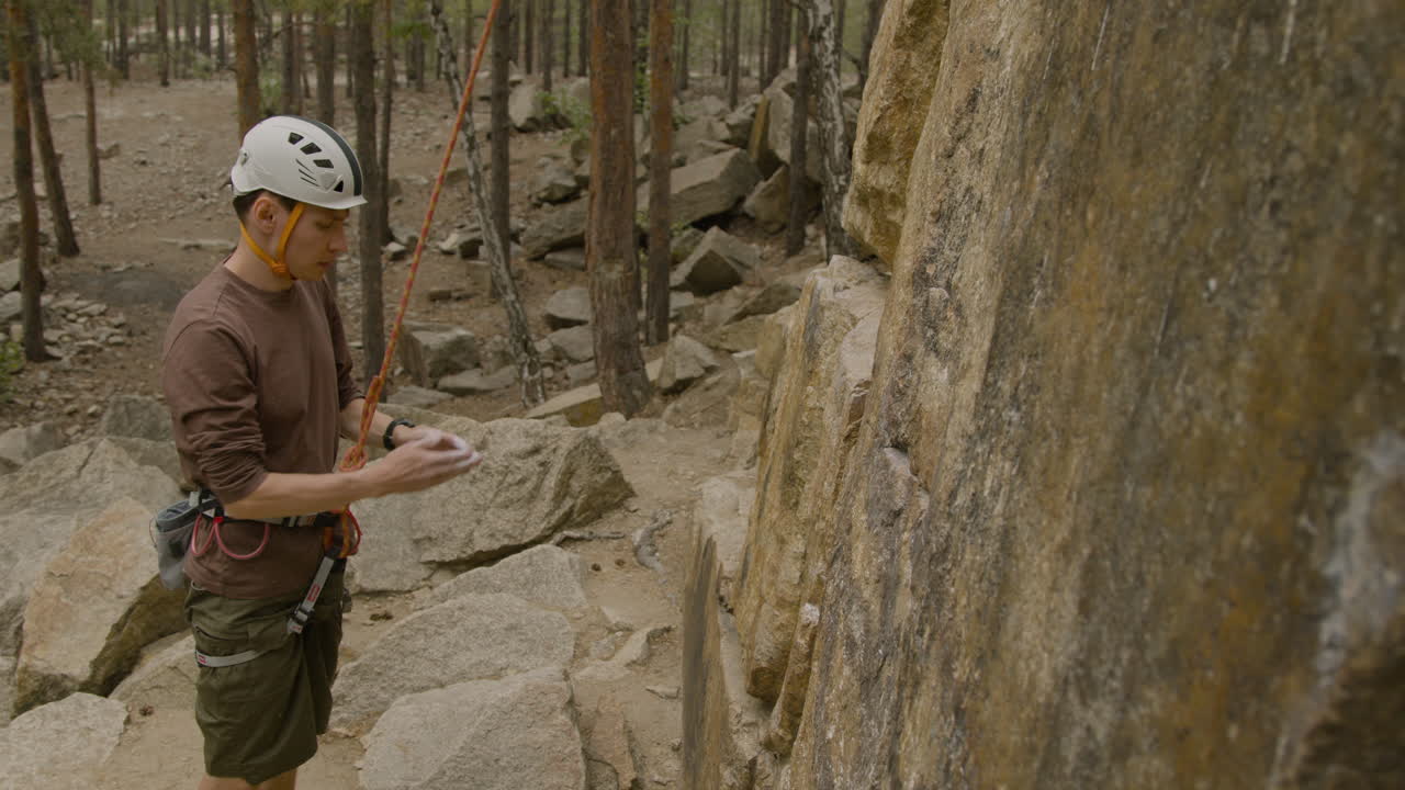 альпинист на скале.