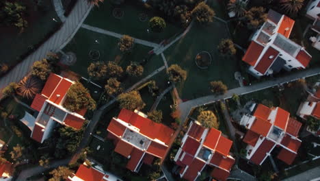 Escena-Aérea-De-Villas-Y-Mar-Con-Vacaciones-En-La-Playa-En-La-Playa-De-Trikorfo,-Grecia.