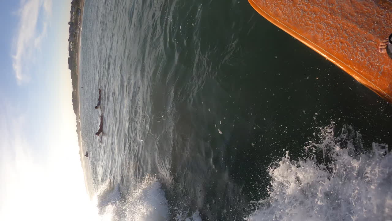 surfista masculino irreconocible practicando olas en una playa tropical en vietnam