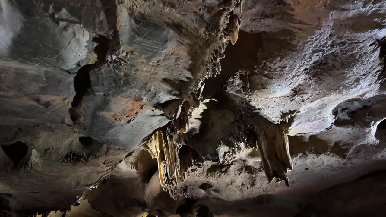 interior de la cueva débilmente iluminado que destaca las formaciones rocosas naturales