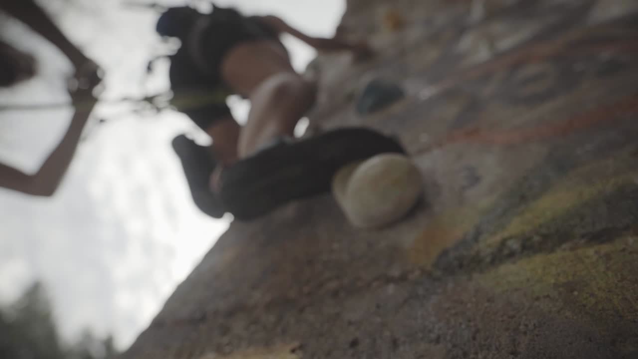 la fatiga de la escalada en roca altitud alturas primer plano ángulo bajo