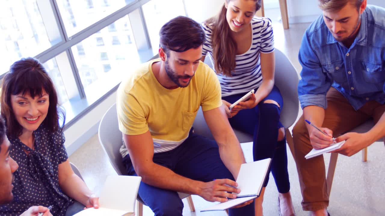 escritura ejecutiva en el bloc de notas durante la reunión