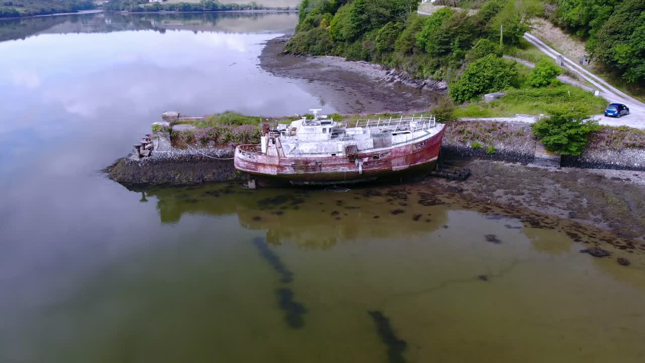 버려진 오래된 강 보트와 부두, 무인 항공기 영상 원 비행