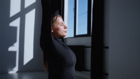 mujer estirándose en un estudio