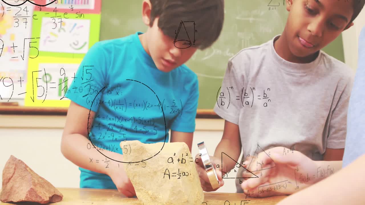 animación de ecuaciones matemáticas sobre diversos niños inspeccionando una roca en la clase de ciencias en la escuela.