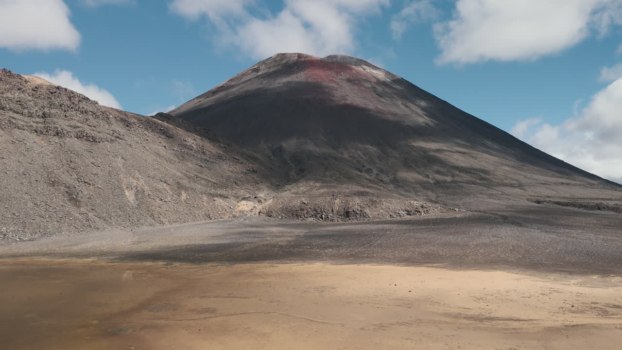 paisaje montañoso volcánico