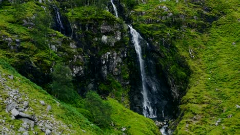 Luftdrohnenaufnahme-Des-Wasserfalls-In-Glen-Coe