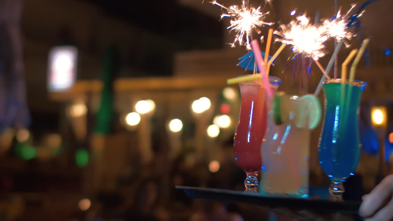 Nærbillede af tre cocktails pyntet med stjernekastere