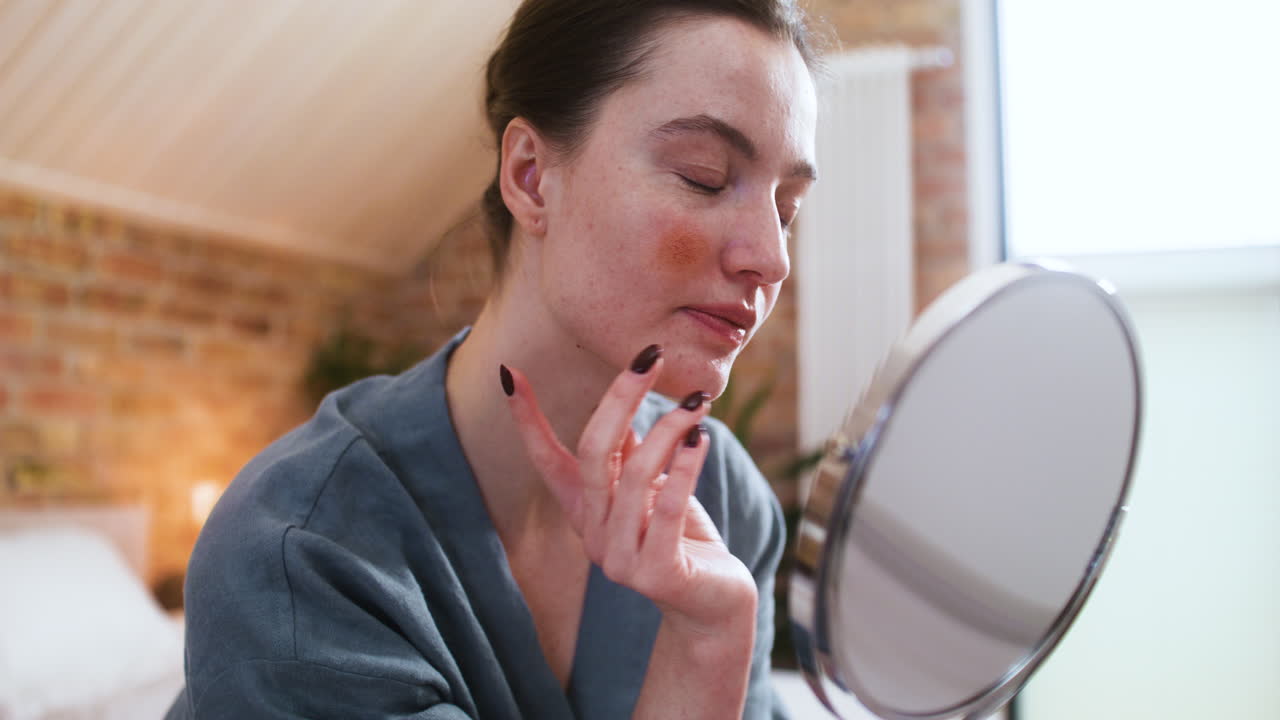 mujer en el dormitorio