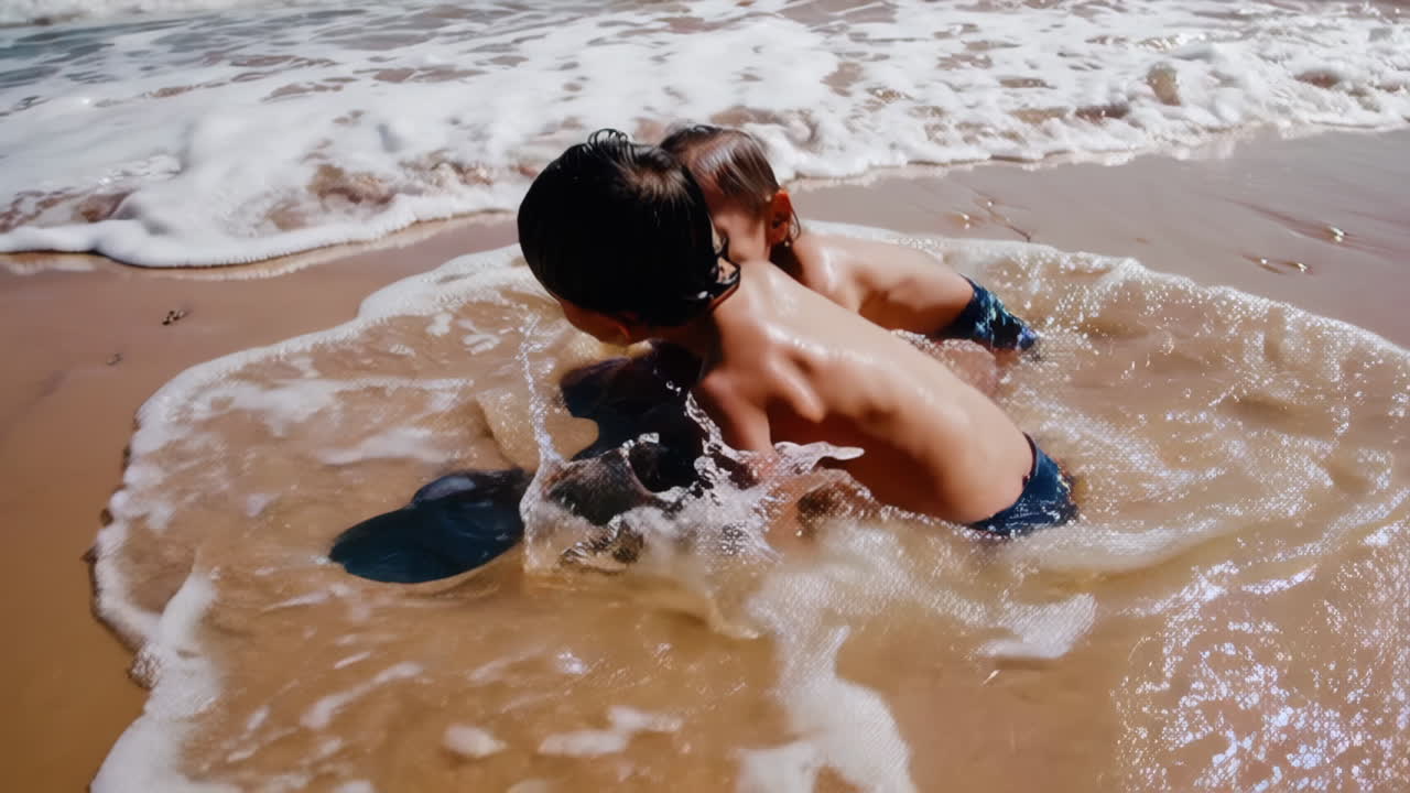 해변에서 놀고 있는 아이들