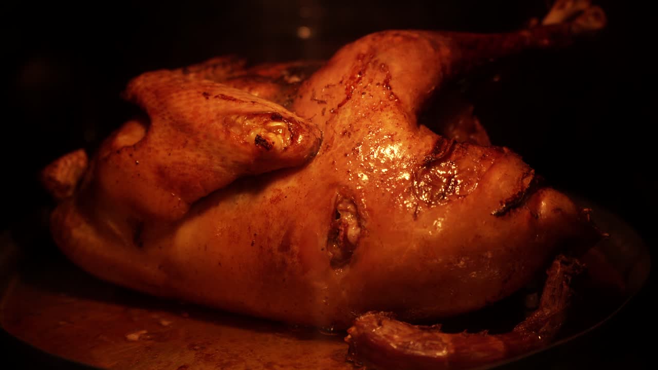 가족 추수감사절 저녁 식사를 위해 오븐에 칠면조 전체 구이, 치킨 굽기