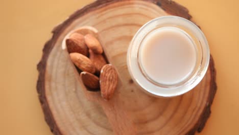 leche de almendras con almendras