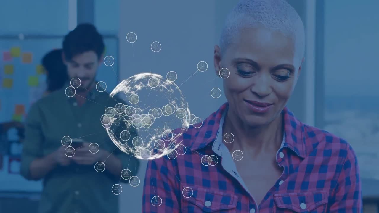 globo de iconos digitales contra la mujer sonriendo en la oficina