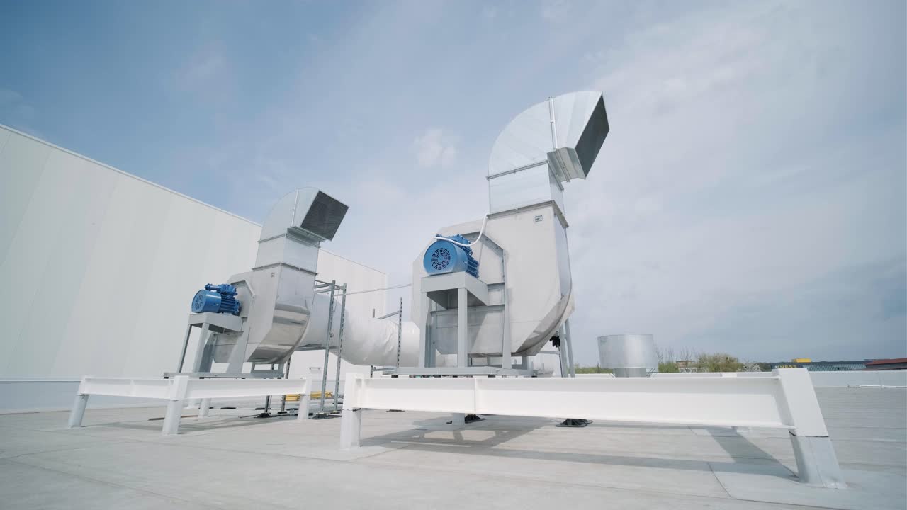 The air conditioning and ventilation system of a large industrial facility is located on the roof. It includes an air conditioner, smoke exhaust, and ventilation.