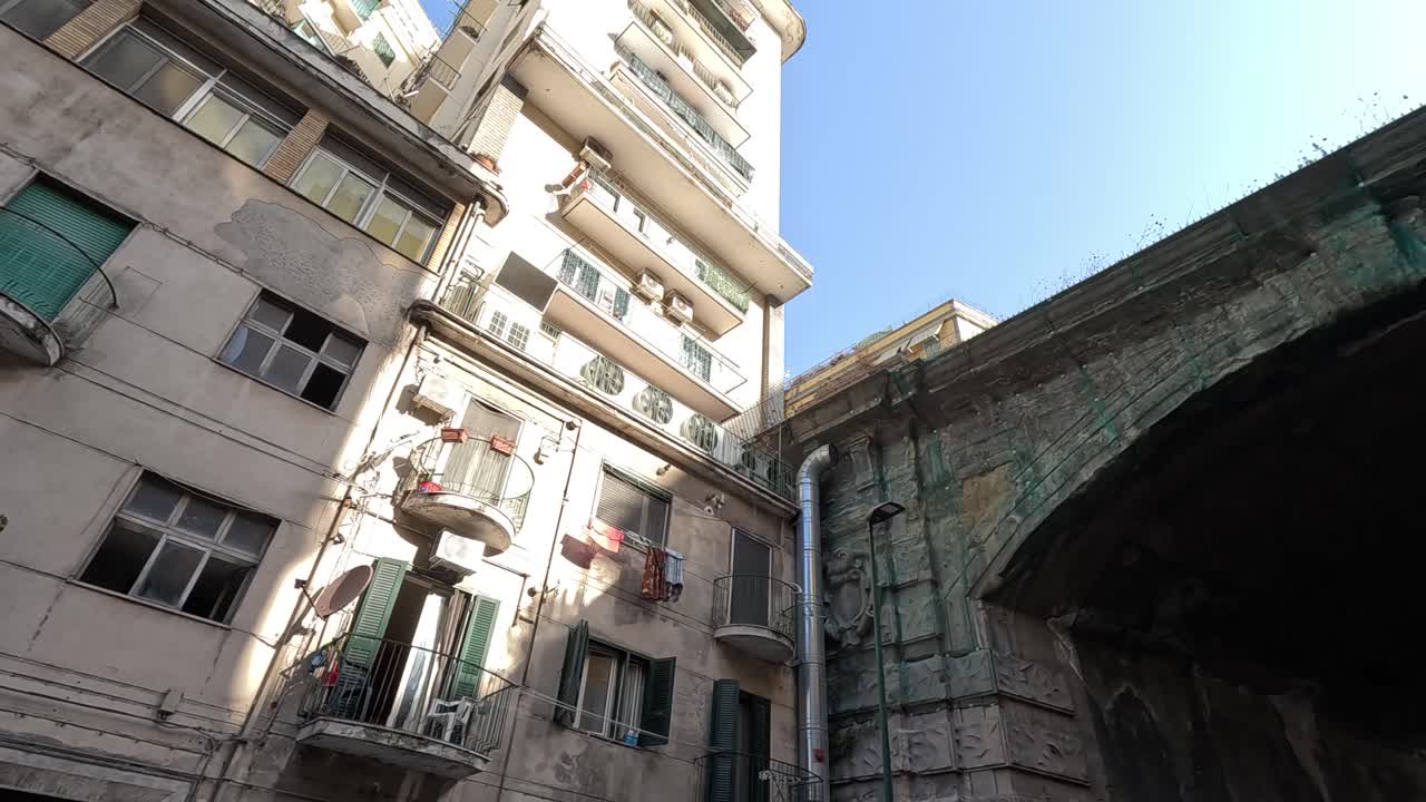 vista de los edificios y el puente en nápoles, italia