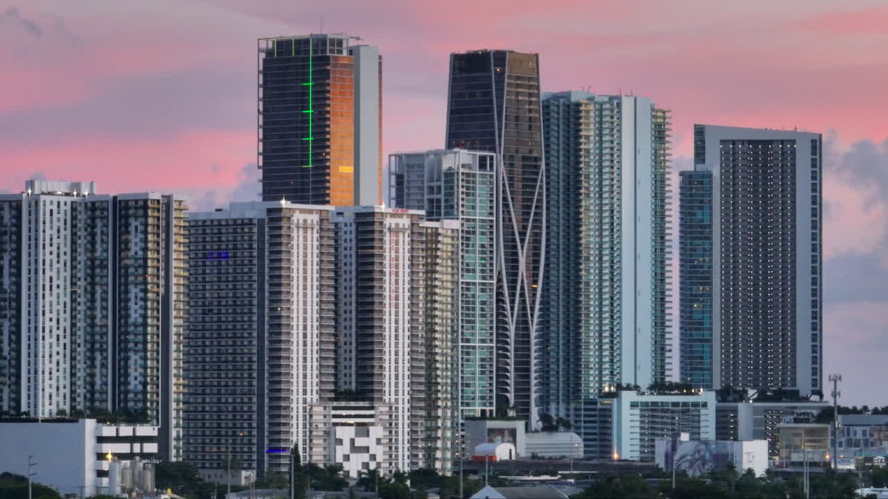 Vista aérea do horizonte de Miami ao pôr do sol.