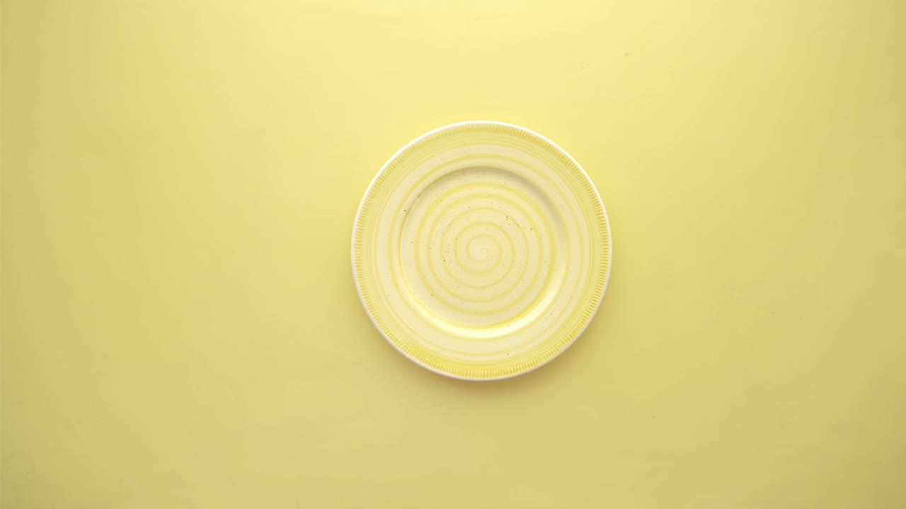 poniendo un plato vacío sobre un fondo amarillo