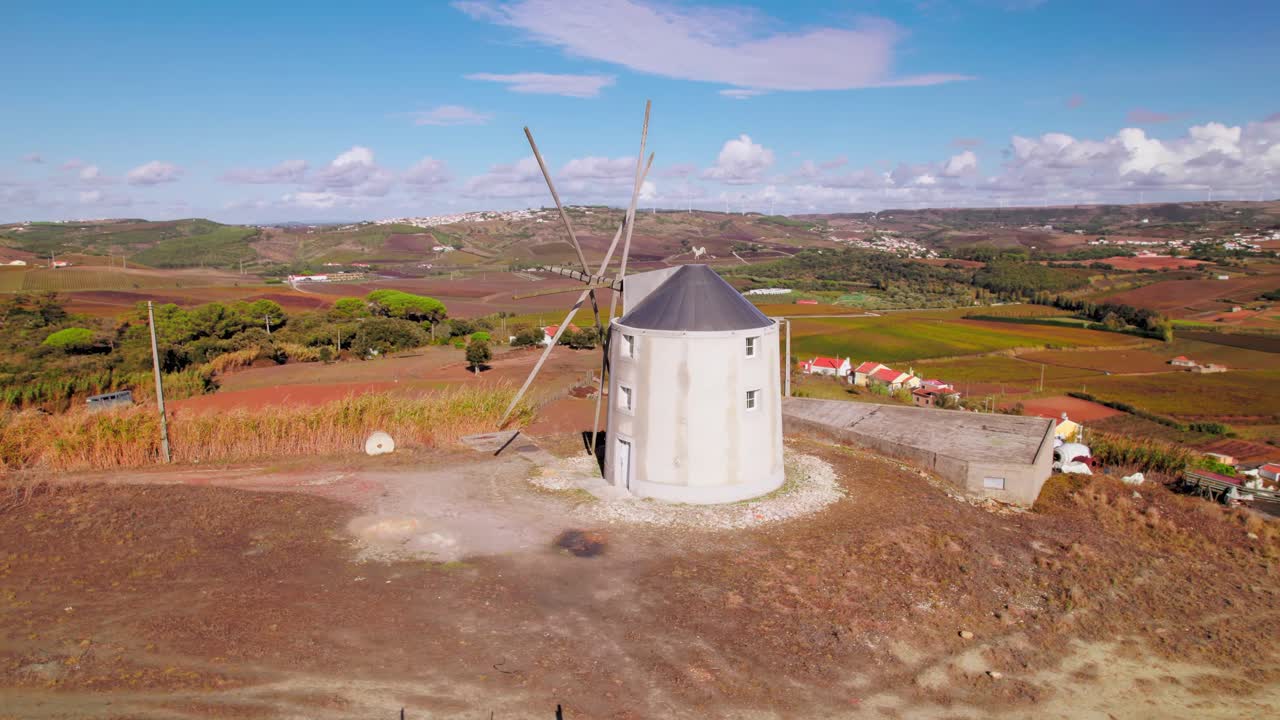 Pemandangan udara kincir angin di Fernandinho, Torres Vedras, Portugal