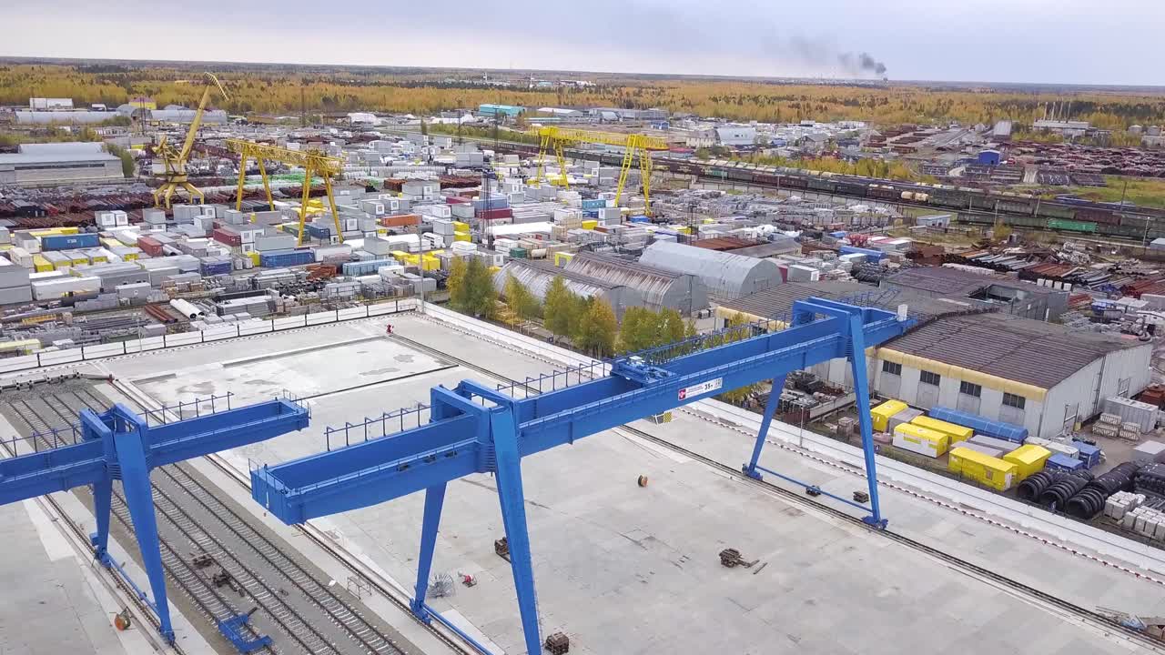 크레인과 컨테이너가 있는 산업 구역