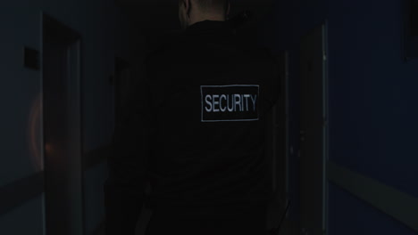 hombre en uniforme buscando en el pasillo