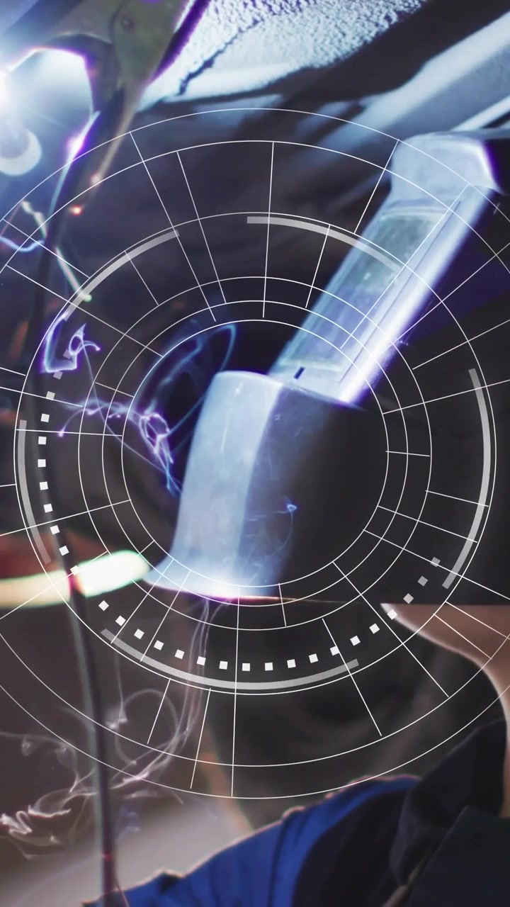Video verticale: Meccanica donna che posiziona un'asta sotto un veicolo, creando un arco, riscaldando un giunto, con marcatura HUD