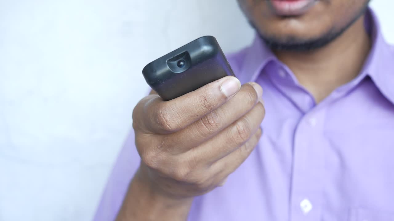 hombre con un teléfono