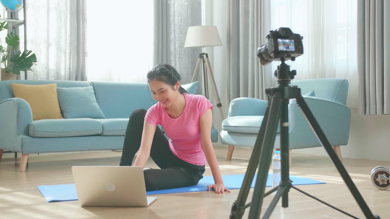 mujer haciendo clase de fitness en línea en casa